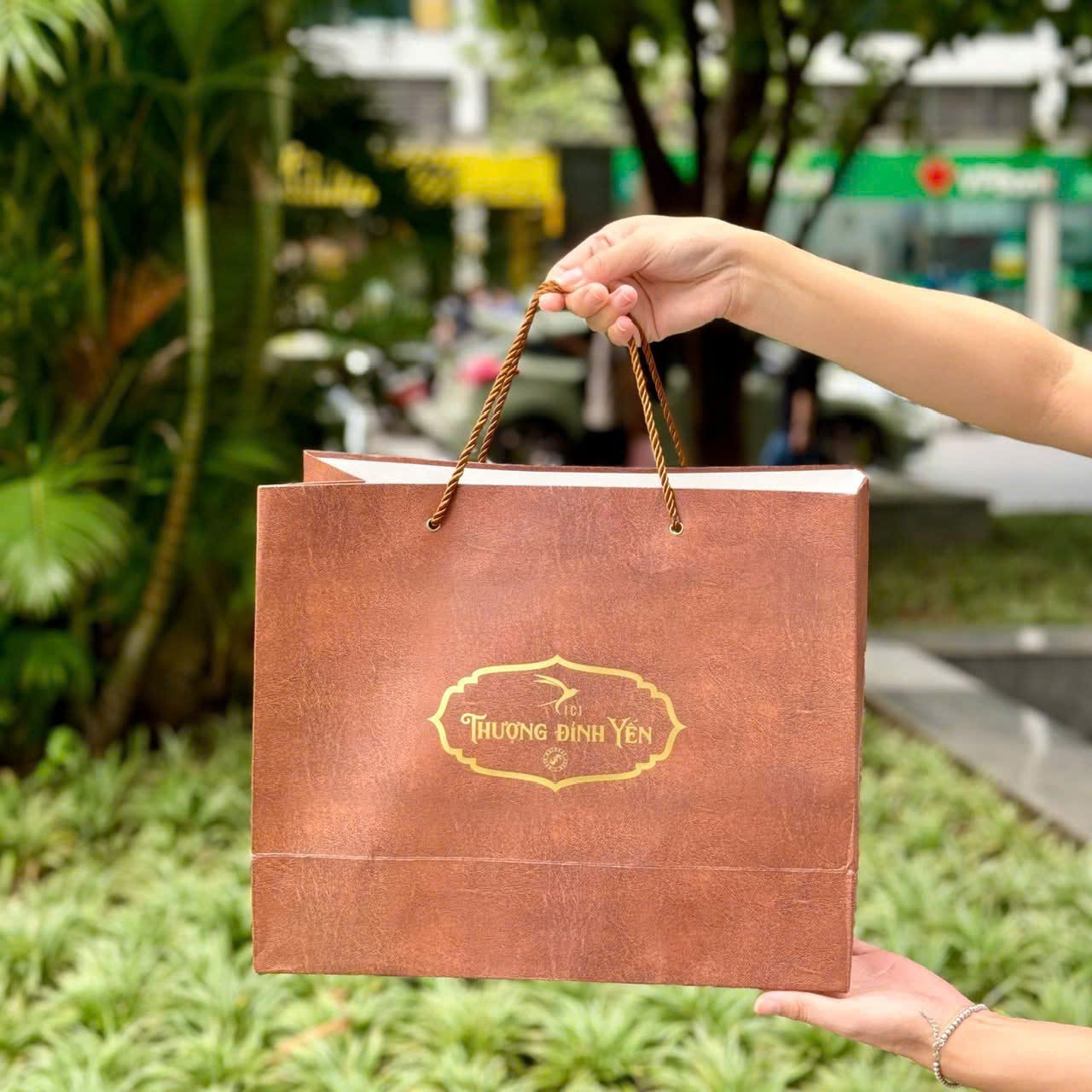 Túi giấy tạo những ấn tượng đầu tiên với khách hàng